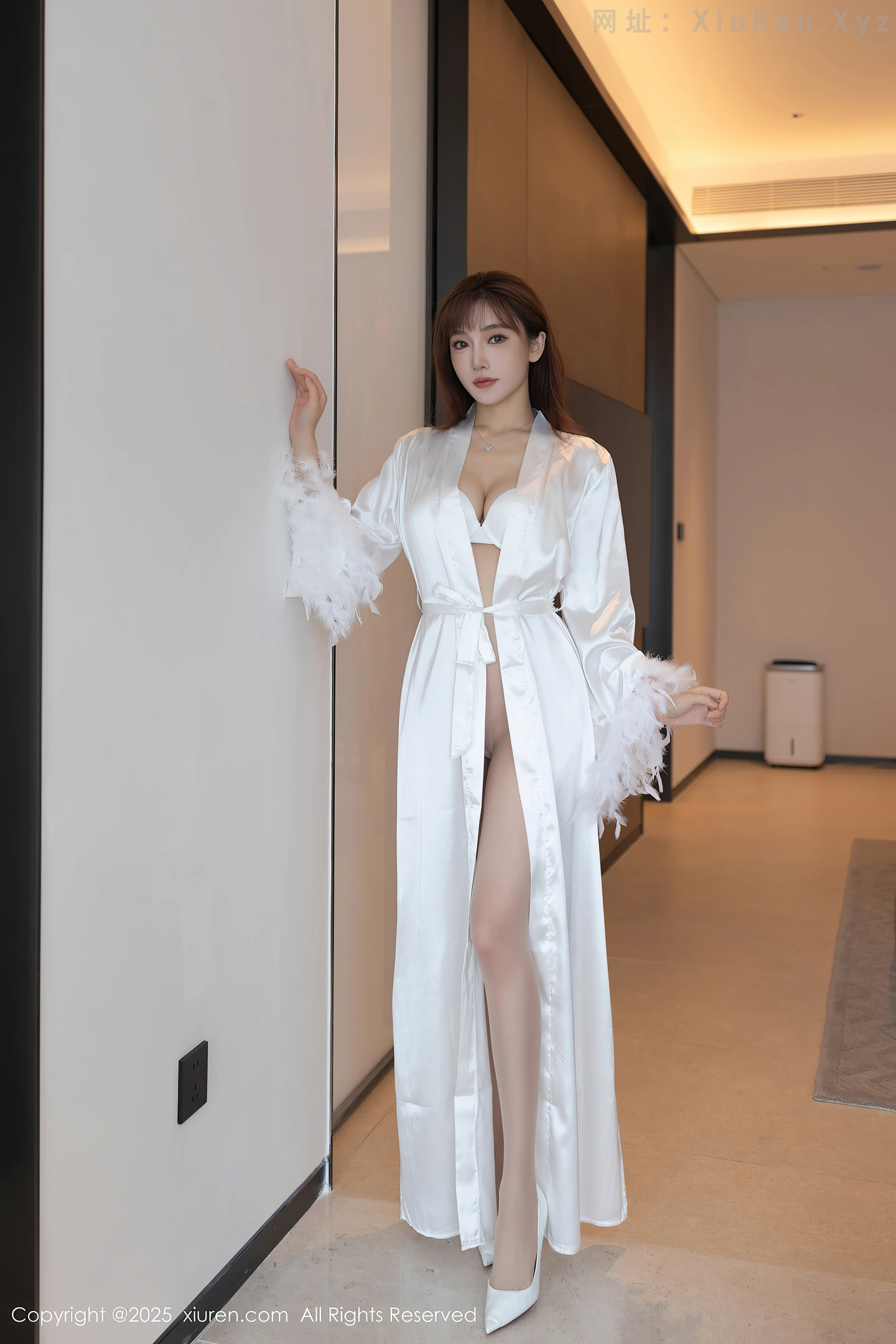 [XiuRen秀人网] VOL.10809 模特陆萱萱性感睡袍露白色内衣配超薄肉丝秀柔美身姿撩人诱惑写真71P-秀人网官方网站